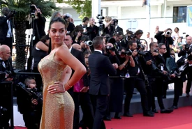 Georgina Rodriguez tutta doro sul red carpet del Festival di Cannes