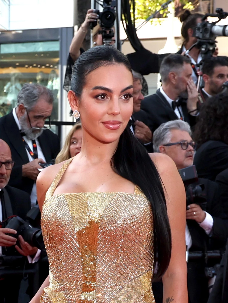 Georgina Rodriguez tutta doro sul red carpet del Festival di Cannes