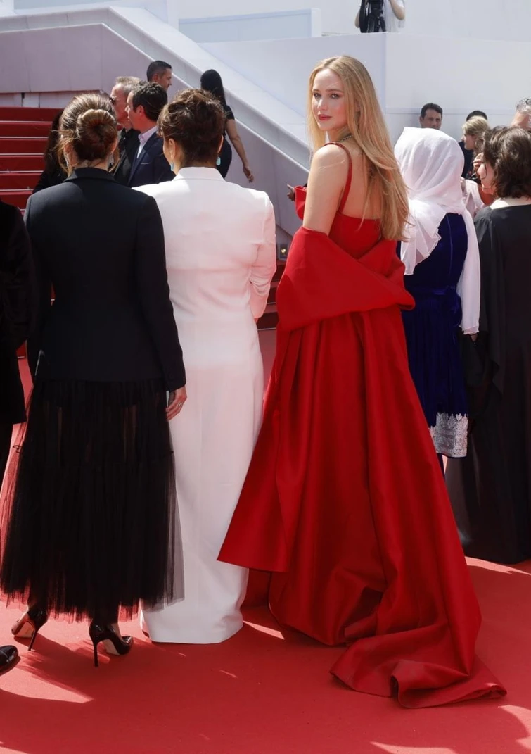 Scandalo a Cannes Jennifer Lawrence osa ciò che nessuna ha mai osato prima E intanto parla delle donne afghane