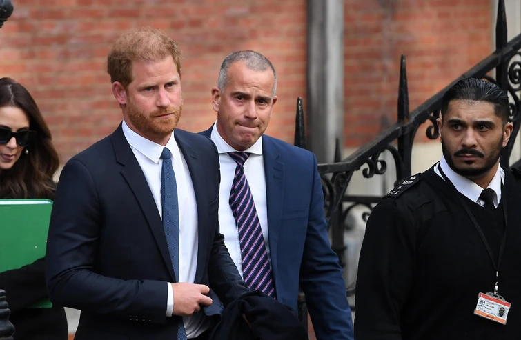 Il principe Harry si presenta a processo contro il Mail Di che cosa sono accusati editore e giornalisti