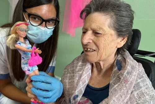 Barbieterapia il fenomeno Mattel arriva fino alle Rsa così cura pazienti affette da Alzheimer