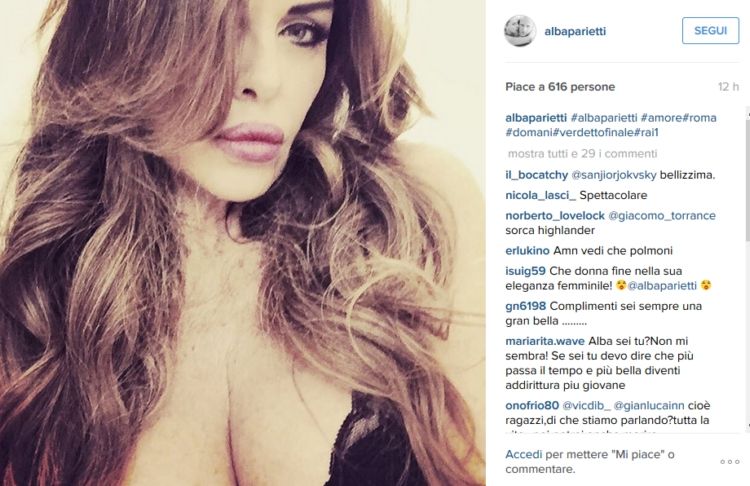 Alba Parietti riesplode un vecchio amore i selfie notturni impazzano su Instagram
