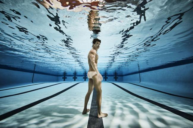 Il nudo buffo del nuotatore americano sembra in mutande anche se è svestitio
