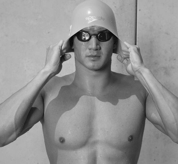 Il nudo buffo del nuotatore americano sembra in mutande anche se è svestitio
