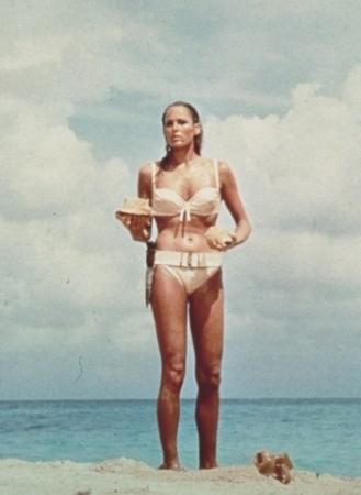Provocante casto di classe Auguri al bikini che compie 70 anni