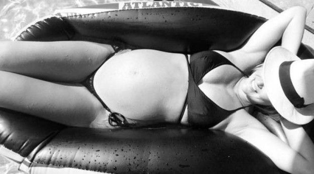 Bar Refaeli bikini nero col pancione La gravidanza si fa sexy