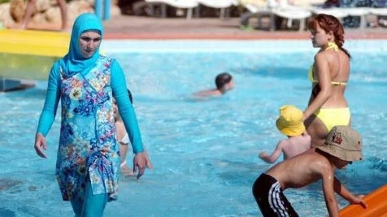 Burkini primo divieto in Italia La piscina pubblica motivi igienici