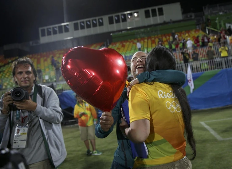 Le olimpiadi dellamore baci e proposte di matrimonio al traguardo