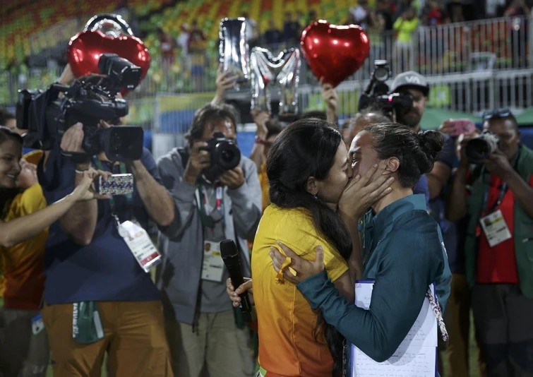 Le olimpiadi dellamore baci e proposte di matrimonio al traguardo