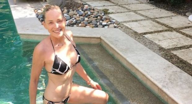 Foto in bikini per i suoi follower a 65 anni Sharon Stone mostra un corpo naturale e pronto per lestate