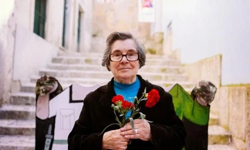 Celeste dei Garofani la donna che donò al Portogallo il simbolo della rivoluzione del 25 aprile