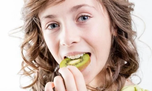 Due kiwi al giorno contro la parodontite grazie alla vitamina C
