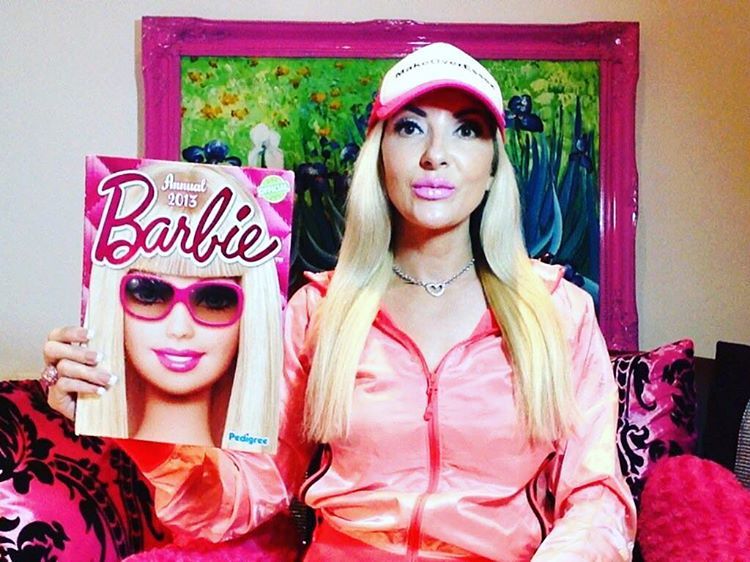 Mamma 45 enne spende 20 mila sterline per assomigliare a Barbie il risultato è sconvolgente