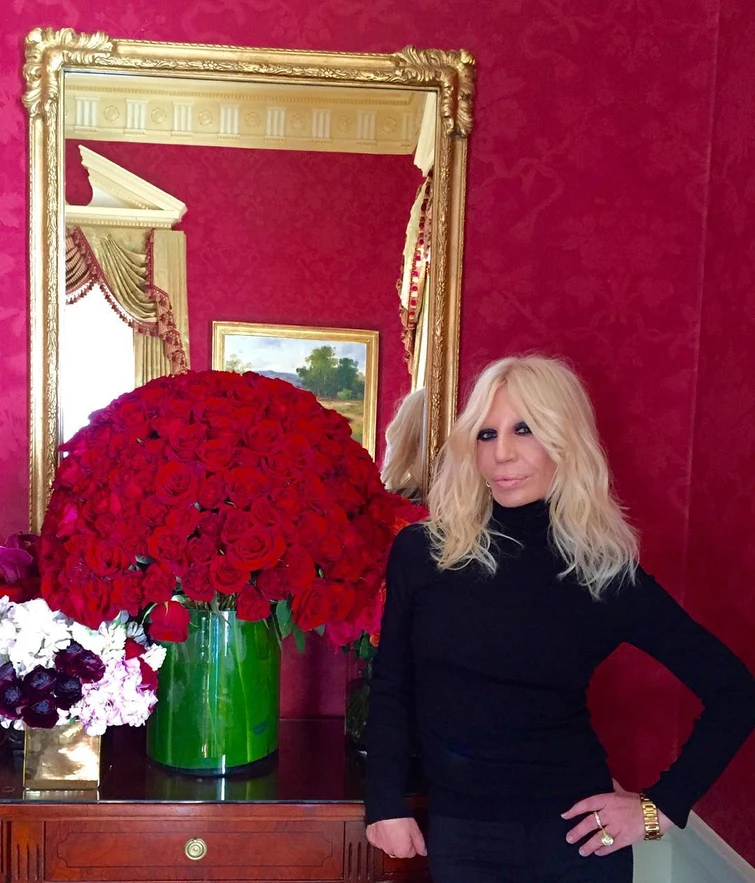 Donatella Versace la trasformazione negli anni della stilista che ha rivoluzionato la moda