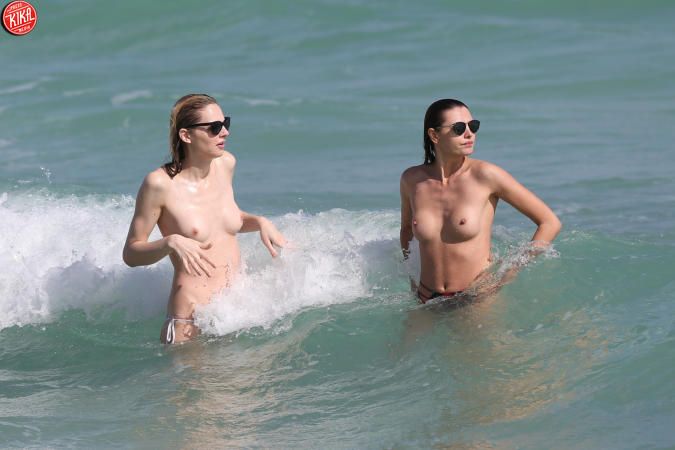 Freddo Neve Andreja Pejic prende il sole in spiaggia in topless