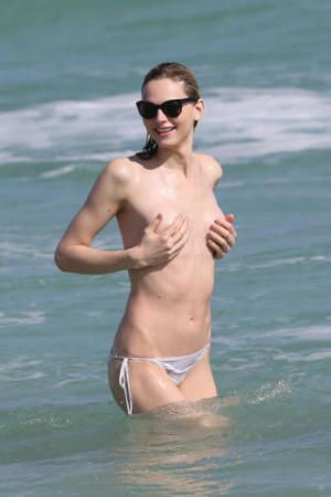 Freddo Neve Andreja Pejic prende il sole in spiaggia in topless