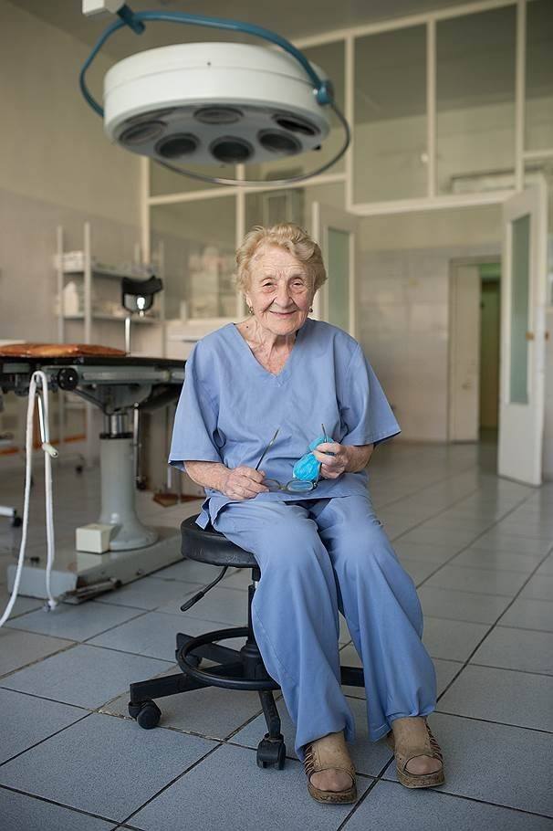 A 89 anni suonati Alla Ilyinichna Levushkina è la chirurga più vecchia del mondo