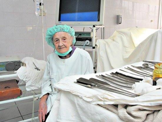 A 89 anni suonati Alla Ilyinichna Levushkina è la chirurga più vecchia del mondo
