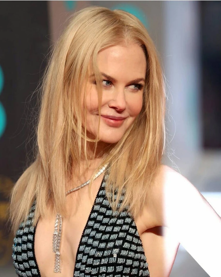 Alla soglia dei 50 anni  Nicole Kidman non  si arrende alle scollature ombelicali