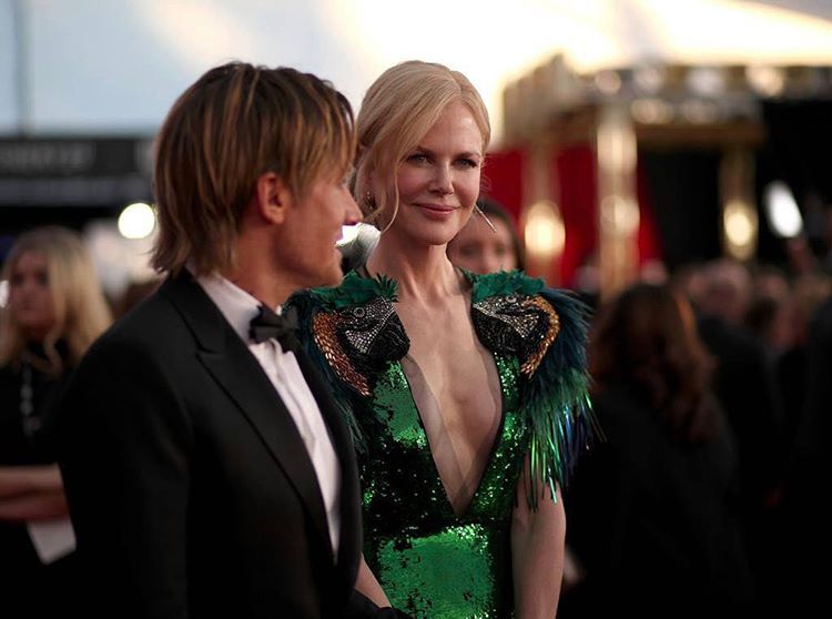 Alla soglia dei 50 anni  Nicole Kidman non  si arrende alle scollature ombelicali