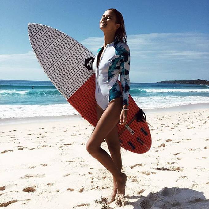 La surfista diventa una star del web e sbarca nella moda