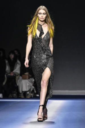 Milano Fashion Week Gigi Hadid è la musa di Versace