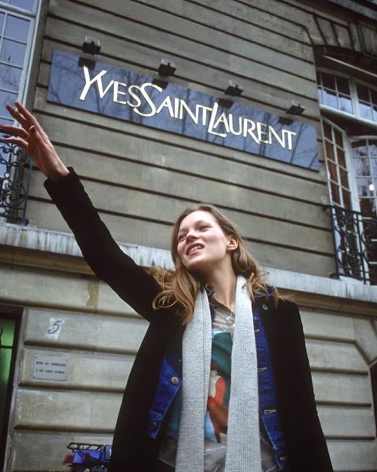 Immagine sottomessa e degradante della donna la pubblicità shock di Yves Saint Laurent