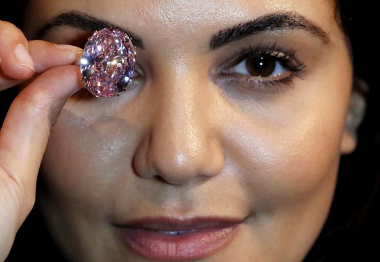 Asta record venduto per 66 milioni di euro il diamante rosa più puro al mondo