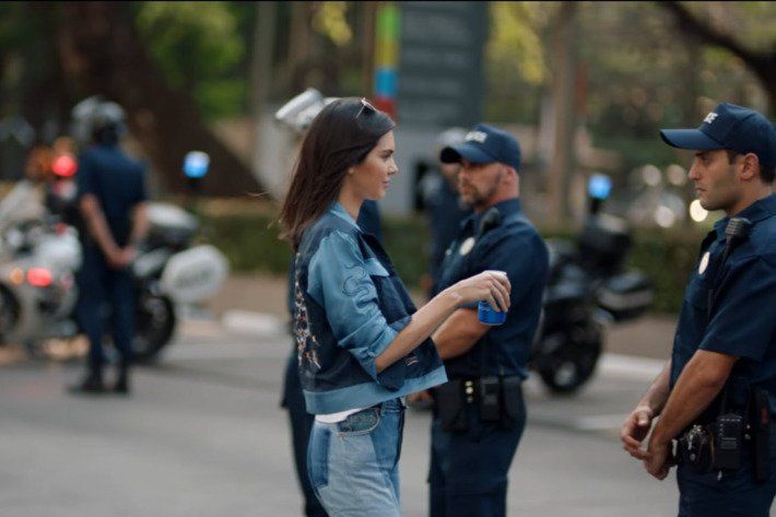 La Pepsi costretta a ritirare lo spot con Kendall Jenner
