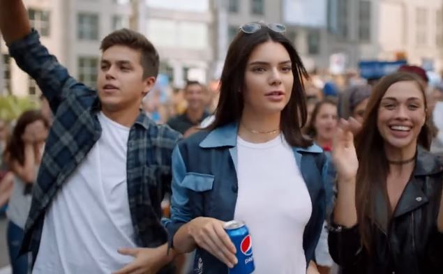 La Pepsi costretta a ritirare lo spot con Kendall Jenner