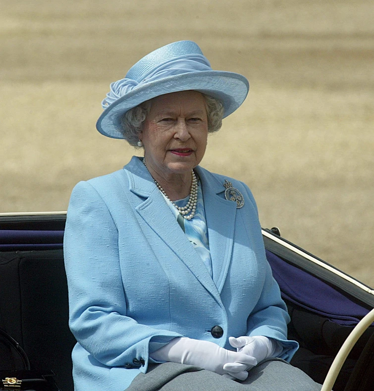 Prima foto della regina Elisabetta dopo mesi di lockdown