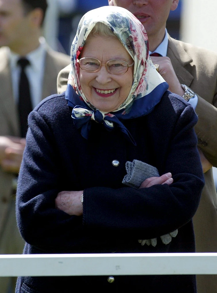 Dopo 7 mesi di isolamento la regina Elisabetta torna in pubblico ma senza mascherina