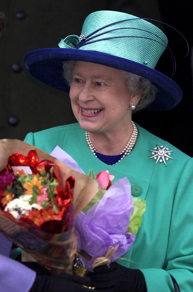 Dopo 7 mesi di isolamento la regina Elisabetta torna in pubblico ma senza mascherina