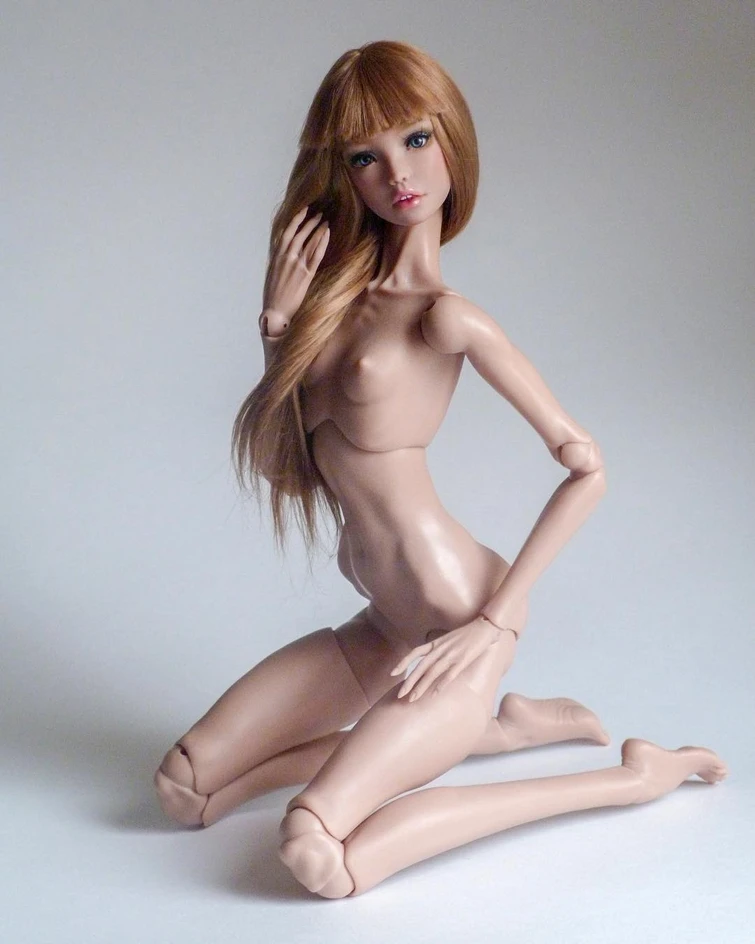 Bufera sul web per le bambole anoressiche