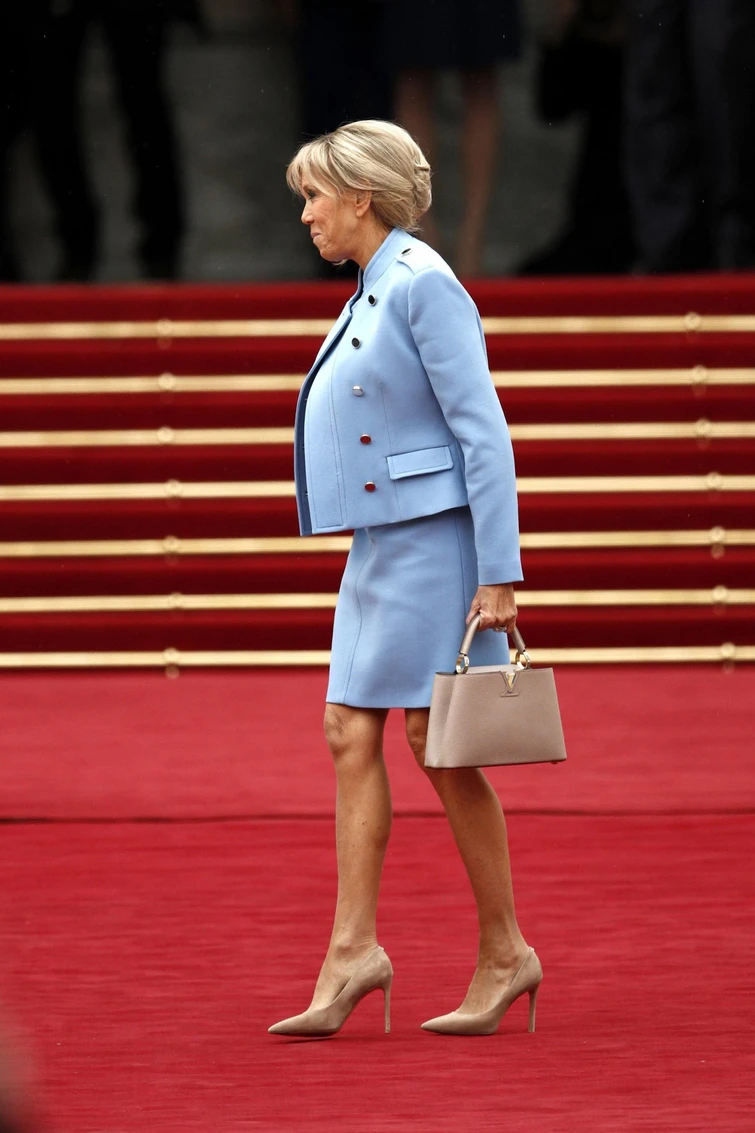 Abito Louis Vuitton per Brigitte Macron ma è prestato