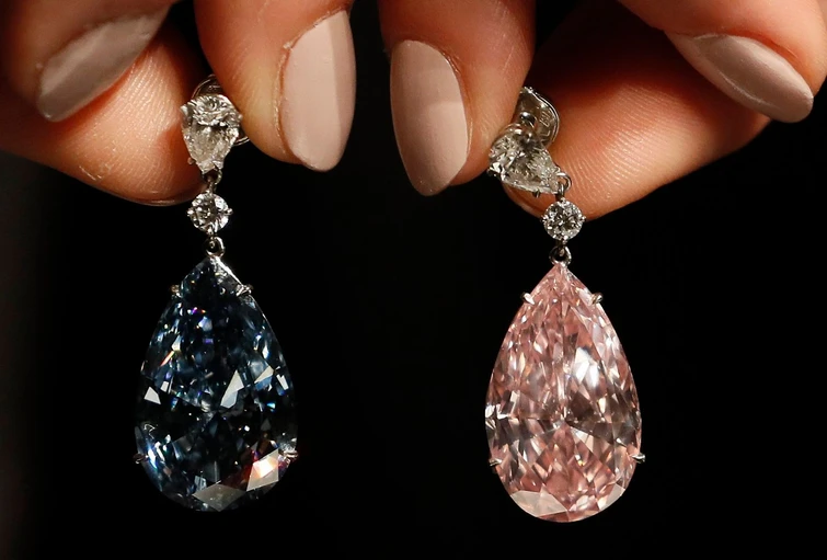 Coppia orecchini di diamanti in asta per 57 mln dollari è record