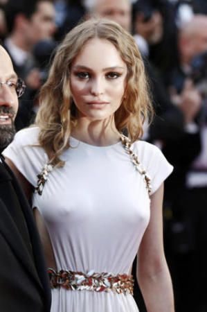I capezzoli di LilyRose Depp sono i veri protagonisti di Cannes