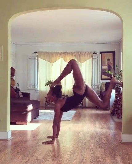 Naomi Campbell a 48 anni fa yoga e si flette come un elastico
