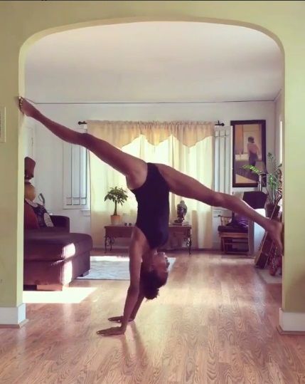 Naomi Campbell a 48 anni fa yoga e si flette come un elastico
