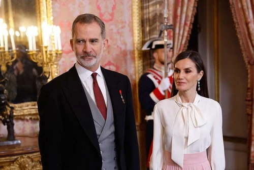 Scandalo travolge la famiglia reale di Spagna la regina Letizia ha avuto una relazione con lex cognato