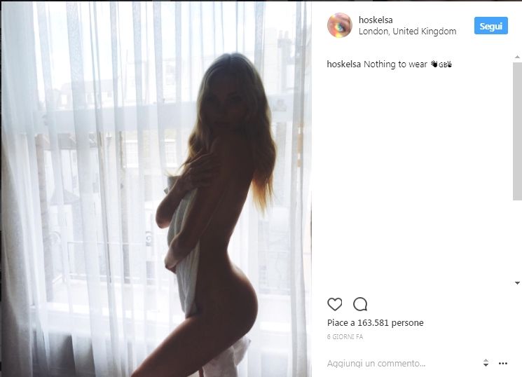 Le foto dellangelo nudo in atteggiamenti sexy seducono i followers