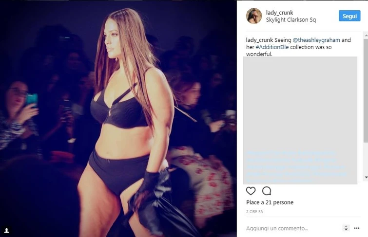 Ashley Graham sfila alla New York Fashion Week in  lingerie