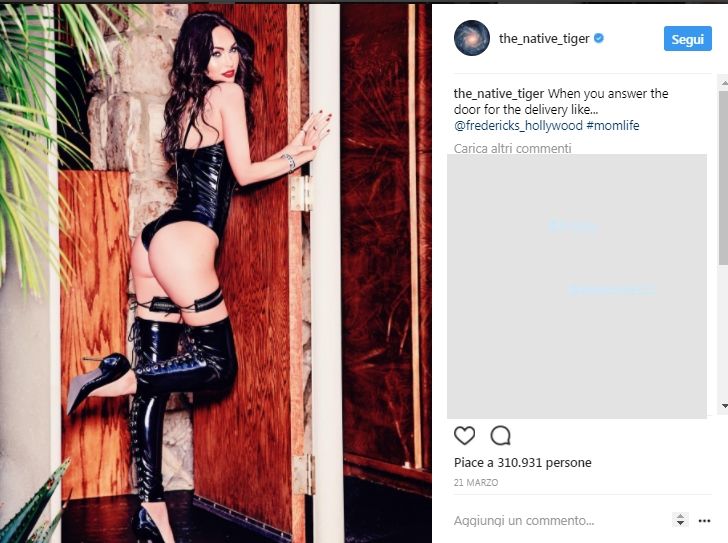Megan Fox posa in corsetto nero tanga e giarrettiera e manda in delirio i fan