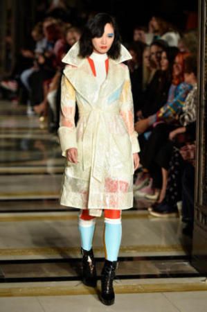 London Fashion Week Alice Dellal fuori di seno da Pam Hogg