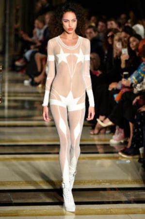 London Fashion Week Alice Dellal fuori di seno da Pam Hogg