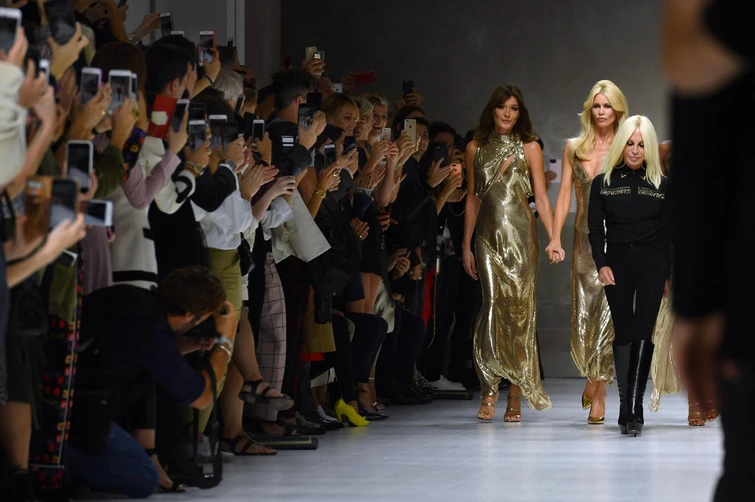 Naomi Claudia Carla Cindy e Helena Donatella Versace le 5 storiche top model e il ricordo a Gianni