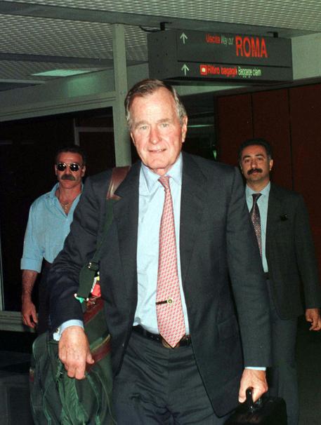 Attrice americana accusa Bush padre Mi ha molestata