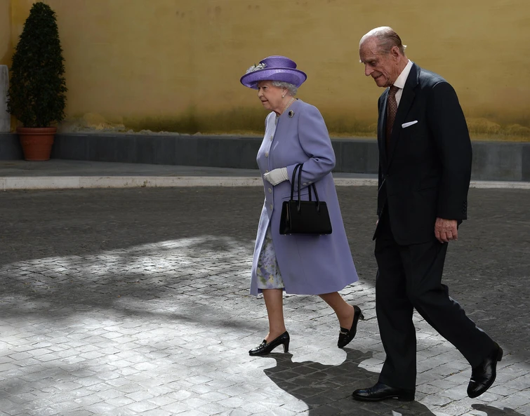 Il gesto damore della regina Elisabetta per il principe Filippo operato al cuore