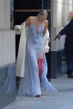 Stivali inguinali e vestito trasparente lo strano modo di Elsa di affrontare il gelo