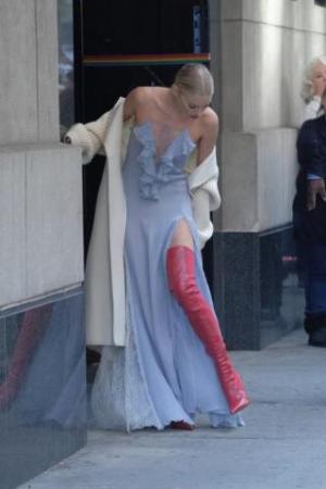 Stivali inguinali e vestito trasparente lo strano modo di Elsa di affrontare il gelo